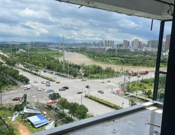 极端天气门窗防护：聚氨酯门窗杜绝窗扇脱落